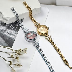 Vintage Silver & Gold Women’s Watch with Flower Detail – Elegant Chain Bracelet Style – Classic Small Dial – Retro Gift for Her