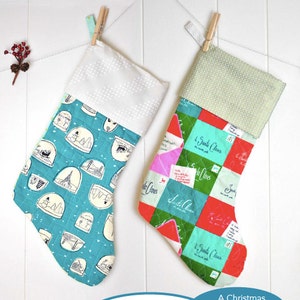 Könnte beinhalten: Ein Weihnachtsstrumpf-Muster mit zwei verschiedenen Stoffdesigns. Der Strumpf links hat einen blauen Hintergrund mit weißen Schneekugel-Illustrationen. Der Strumpf rechts hat ein Patchwork-Design mit roten, grünen und rosa Quadraten. Das Muster heißt "Holly Jolly Stocking" und beinhaltet die fertige Größe: 7 1/2 Zoll breit und 19 Zoll hoch.