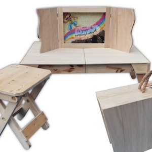 Könnte beinhalten: Ein faltbarer Tisch- und Stuhl-Set aus Holz mit einer bunten Illustration einer Person auf einem Regenbogen. Der Tisch lässt sich flach zusammenklappen, um ihn leicht zu verstauen, und der Stuhl ist kompakt und tragbar. Der Tisch hat eine klappbare Tischplatte, die sich herunterklappen lässt, um eine ebene Fläche zu schaffen.