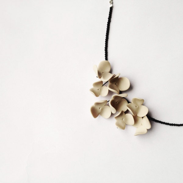 flowernecklace/nO.215 d'argile polymère chic minimal Jasmines entre onyx noir / sur mesure