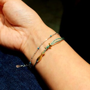 ブレスレット デュオ エテ – ブレスレット ポワソン ドレ & シェーヌ パール ブルー | Bijoux ミニマリストの既成のメイン |カドーファムボエームシック