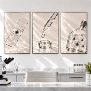 Könnte beinhalten: Ein Triptychon aus gerahmten Wandkunstdrucken mit wissenschaftlichen Labormotiven. Das linke Bild zeigt einen Objektträger aus Glas, das mittlere eine Glastropfpipette, die einen Tropfen abgibt, und das rechte eine Glasflasche mit Flüssigkeit.