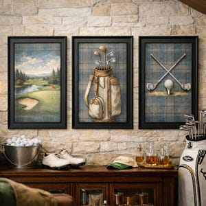Könnte beinhalten: Drei gerahmte Wandbilder mit Golfmotiven: eine Golfplatzlandschaft mit Sandbunker, eine Golftasche im Vintage-Stil mit Schlägern und zwei gekreuzte Golfschläger mit einem Ball, alles vor einem blauen Karomuster.