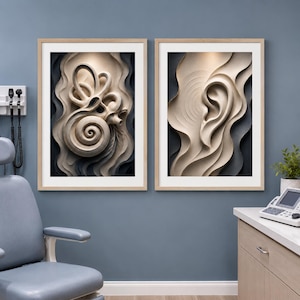 Può includere: Due stampe artistiche da parete incorniciate con forme scultoree astratte e stratificate color crema che ricordano l'anatomia dell'orecchio interno ed esterno umano, su uno sfondo grigio antracite ondulato, in cornici di legno chiaro.
