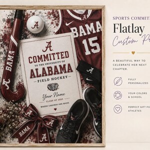 Puede incluir: Una impresión enmarcada con un tema de hockey sobre hierba con el texto "Committed to the University of Alabama". La impresión incluye un palo de hockey, una pelota, una camiseta, zapatos y una cinta, todo en carmesí y blanco. También se ven las palabras "Sports Commitment" y "Flatlay Custom Print".