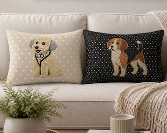 Könnte beinhalten: Zwei dekorative Kissen mit Hunde-Designs. Ein Kissen ist beige mit weißen Punkten und einem aufgenähten Hund. Das andere ist schwarz mit weißen Punkten und einem aufgenähten Hund.