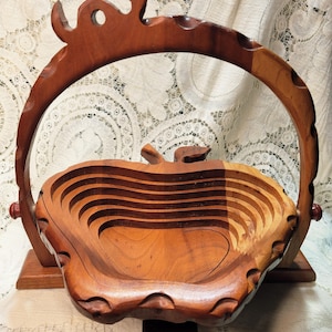 Unieke vintage houten opvouwbare fruitmand, ontwerp met appel en worm