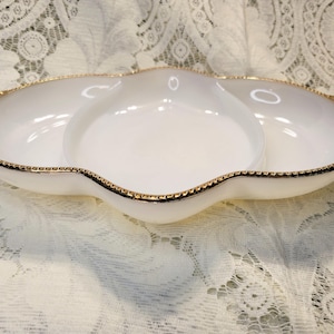 Plat à compartiments Fire-King, verre laiteux et bordure dorée