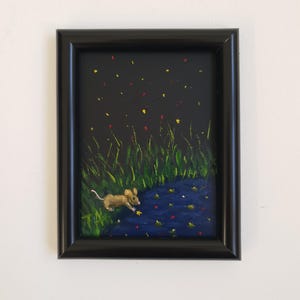 Puede incluir: Un cuadro enmarcado que muestra un pequeño ratón de color tostado junto a un estanque azul oscuro. La escena incluye hierba alta verde, hojas rojas y amarillas dispersas y un cielo nocturno negro con pequeños puntos amarillos.