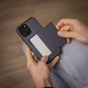 In onze winkel vindt u iPhone-hoesjes met geïntegreerde kaarthouders: snelle levering, verschillende modellen, trendy designs.