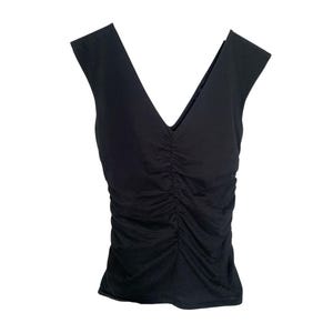 Peut inclure: Haut sans manches noir avec un profond décolleté en V et des détails froncés sur le devant. Le haut a une silhouette ajustée et est fait d'une matière douce et extensible. Un vêtement polyvalent.