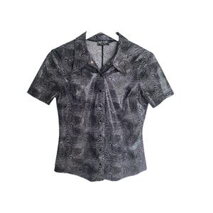 90&#39;s Wetlook Shirt Button Up Blouse Gray Black Pattern Bodycon Grunge Goth Mod 70s Vintage 1990&#39;s Shirt 1990s Cropped Fitted Y2K -Size 2- XS