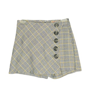 Può includere: Una gonna a quadri grigia e gialla con un design avvolgente e una fila di bottoni sul lato.