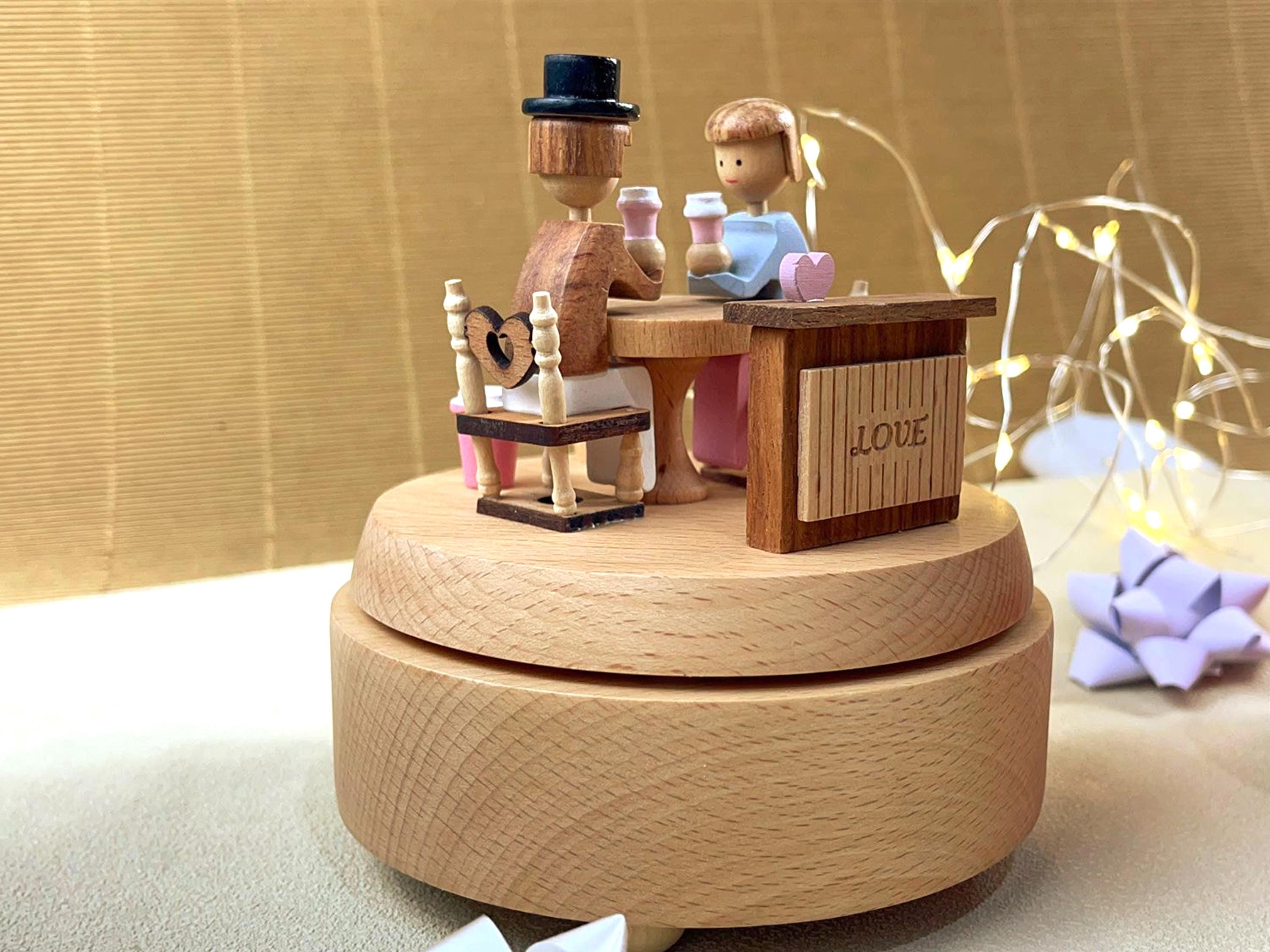 Boîte à Musique En Bois Gravée - Mélodie 'Can't Help Falling In Love' - Manivelle, Pas De Piles - 6,4x5,2x4,2 Cm