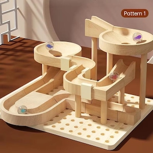 Könnte beinhalten: Ein hölzernes Murmelbahnspielzeug mit mehreren Ebenen und gebogenen Bahnen. Das Spielzeug zeigt transparente Murmeln mit farbigen Akzenten, die die Bahnen hinunterrollen. Die Basis ist aus hellem Holz mit einem Raster aus Löchern. Der Text "Pattern 1" ist sichtbar.