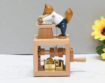 Handmade Wooden Fox Music Box – Wind-Up Animal Figurine Grinder Toy | Mechanical Music Box Gift for Kids, Baby Nursery & Woodland Decor