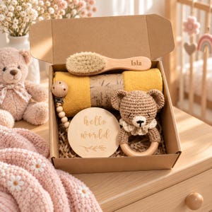Gepersonaliseerde pasgeboren geschenkdoos: babyshowermand met Hello World-bord