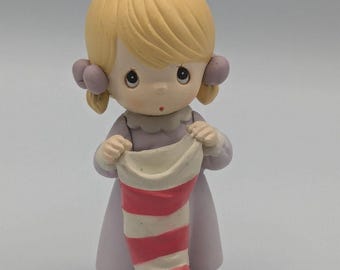 Figurka „Drogocenne chwile” – dziewczynka trzymająca pończochę, 1995, vintage