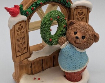Hallmark Keepsake Welcome Sign Tender Touches 1996, Woodland Bear with Wreath
