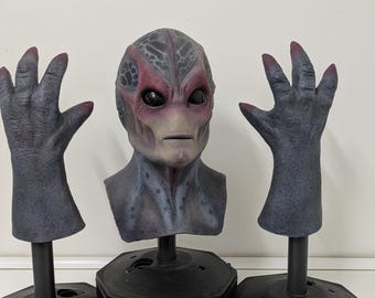 Latex Alien Mask with Hands for Cosplay – Based on the Character Harry from the Series Resident Alien – Handmade Sci-Fi Costume