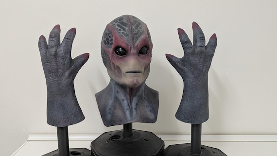 Latex Alien Mask with Hands for Cosplay – Based on the Character Harry from the Series Resident Alien – Handmade Sci-Fi Costume