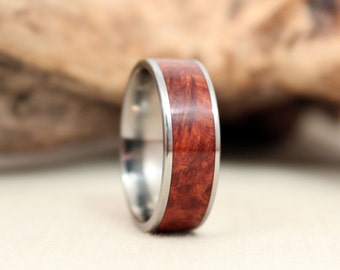 Anello in legno Amboyna Burl rivestito in titanio