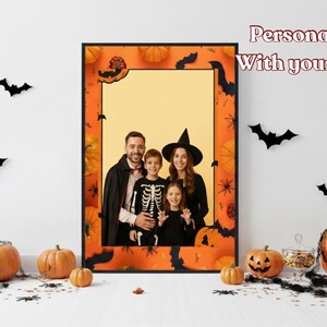 Könnte beinhalten: Ein gerahmtes Halloween-Familienfoto in einem orangefarbenen Rahmen. Der Rahmen ist mit Kürbissen und Fledermäusen verziert. Der Text "Personalize With your Info" ist sichtbar. Kürbisse und Fledermaus-Ausschnitte sind verstreut.