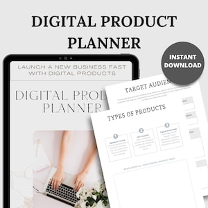 Könnte beinhalten: Digitaler Produktplaner mit dem Text "DIGITAL PRODUCT PLANNER" und "LAUNCH A NEW BUSINESS FAST WITH DIGITAL PRODUCTS". Enthält ein Tablet und gedruckte Arbeitsblätter mit dem Text "TARGET AUDIENCE" und "TYPES OF PRODUCTS". Ein runder Aufkleber sagt "INSTANT DOWNLOAD".