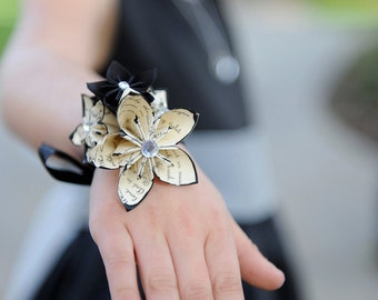 Corsage enveloppé de fleurs en papier origami - accessoire fait main pour le bal de promo, une mariée, demoiselles d'honneur, mère de la mariée, souvenir de remise des diplômes