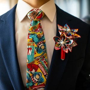 Boutonnieres di fumetti - realizzati su ordinazione, accessori di carta, personalizzati, matrimonio, sposo, testimoni dello sposo, ballo di fine anno, ballo militare, officiante, portatore dell'anello