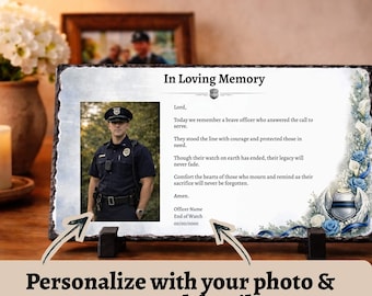 Placa conmemorativa de pizarra en memoria de un policía caído, con foto y detalles personalizados, regalo para honrar la memoria de un oficial fallecido, ideal para colocar sobre un escritorio o repisa.
