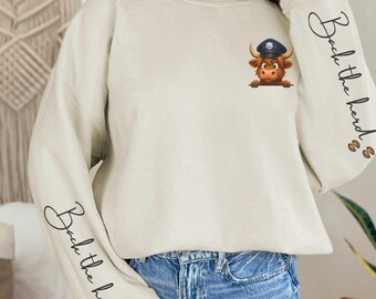 Sudadera de cuello redondo Highland Cow: mezcla de algodón Gildan 18000, diseño para agentes del orden y personal de primera respuesta.