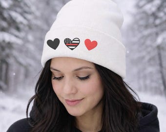 Gorro de punto con forma de corazón de línea roja delgada / Gorro de punto con mensaje de apoyo a bomberos / Regalo para esposas de bomberos / Apoyo a personal de primeros auxilios / Gorro con puños bordados