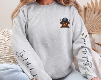Sudadera de cuello redondo Highland Cow: mezcla de algodón Gildan 18000, diseño paramédico y de primera respuesta