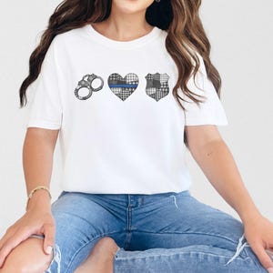 Gingham Patchwork Law Enforcement Tee, Komfortfarben Hemd, kariertes Polizeiherzdesign, Handschellen und Abzeichen Grafik