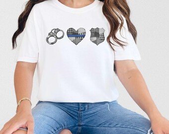 Koszulka z nadrukiem w kratkę Gingham Patchwork Law Enforcement Tee, wygodna w kolorach, wzór w kratę policyjną w kształcie serca, grafika na kajdankach i odznace