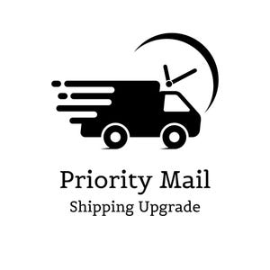 Könnte beinhalten: Schwarz-weiße Grafik eines Lieferwagens mit Geschwindigkeitslinien, einer Uhr und dem Text "Priority Mail Shipping Upgrade". Das Bild suggeriert eine schnelle Lieferung.