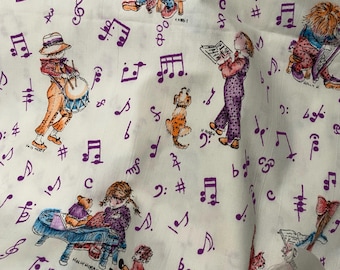 May include: White fabric with a repeating pattern of musical notes and whimsical illustrations of children playing instruments. The illustrations include a harp, drums, and a piano. The text "HOLW HOBBIE" is visible.