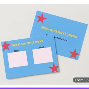 Peut inclure: Deux cartes bleues avec des étoiles rouges. L'une indique "Now and next cards" et "R- and structure". L'autre indique "My now and next" avec les mentions "Now" et "Next" et des cases vides.