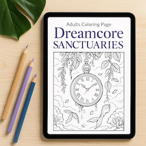 Könnte beinhalten: Ein digitales Tablet zeigt eine Schwarz-Weiß-Malvorlage mit dem Titel "Dreamcore Sanctuaries" mit einer Taschenuhr-Illustration. Drei Buntstifte in den Farbtönen Beige, Lila und Blau liegen auf der Holzoberfläche.