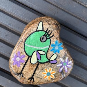 Roca de pájaro verde pintada a mano, dibujo animado, regalo, exterior, interior, decoración, amistad, niños, único, jardín, dibujo animado de cumpleaños