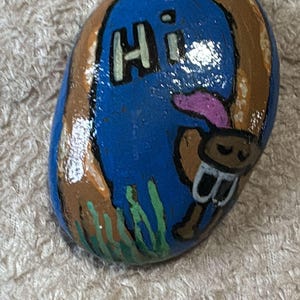 Giraffe Hand Painted Rock with ‘Hi’ Greeting – Kindness Stone or Desk Decor Gift