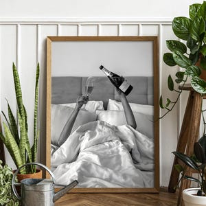 Kobieta Pijąca Wino w Łóżku Plakat, Plakat Feministyczny, Czarno-biały, Sztuka Ścienna Alkoholu, Wydruk Wózka Barowego, Dekoracja Pokoju Dziewczęcego, Dekoracja Ścienna