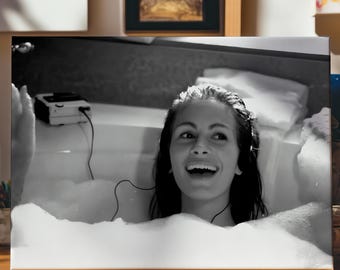 Déco murale emblématique de la salle de bain avec une femme en noir et blanc