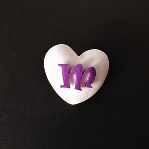 Broche de coração branco personalizado com letra personalizada – Broche de argila de polímero – Acessório de coração brilhante – Cor personalizada disponível – Presente para ela
