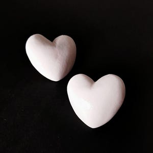 Set de 2 Pines en Forma de Corazón Blanco – Hechos a Mano en Arcilla Polimérica – Personalizables con Letras – Colores Personalizados