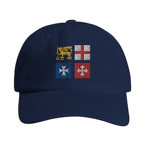 Op de afbeelding: Marineblauwe baseballcap met geborduurde emblemen. De emblemen omvatten een gouden leeuw, een wit kruis op een rode achtergrond, een blauw kruis en een wit kruis op een rode achtergrond. Een casual accessoire.