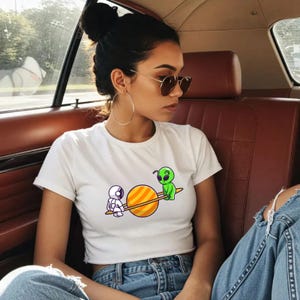 Camiseta de astronauta, top espacial, camiseta de galaxia, camiseta de la Tierra giratoria, camiseta de dibujos animados de ciencia ficción, top de verano para adolescentes, moda futurista, estética espacial