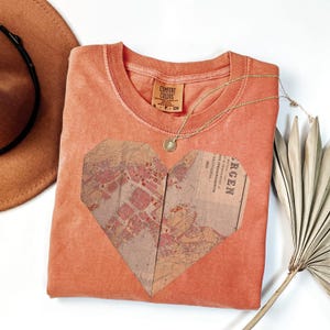 Carte cardiaque Comfort Colors®,Bergen Norvège,carte vintage,T-shirt Travel Lovers,Style nostalgique,Cœur plié,Carte tendance,Tonalités naturelles,Souvenirs d'aventure