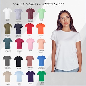 Op de afbeelding: Een wit unisex T-shirt van Gildan 64000, met een vrouw die het shirt draagt. De afbeelding toont een verscheidenheid aan T-shirtkleuren, waaronder wit, athletic heather, kastanjebruin, munt, olijf, marine, rood, oranje, teal, framboos, roze, perzik, donkergrijs, zwart, mauve, true royal, zand, lichtblauw, paars en Iers groen.